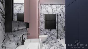 łazienka z pastelowym różem i granatem