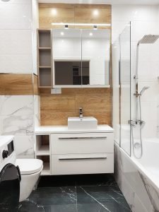 łazienka w drewnie bieli i marmurze