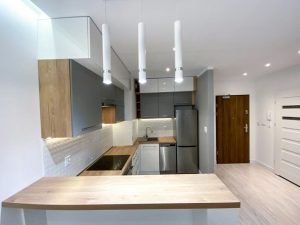 kuchnia w bieli szarości i drewnie